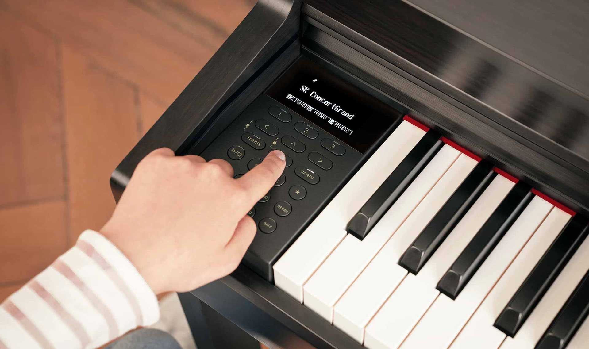 Das Kawai CN-301 kommt mit einem frisch gestalteten Bedienfeld und einem scharfen OLED-Display daher, über das sich alle Funktionen des Digitalpianos direkt auswählen und einstellen lassen