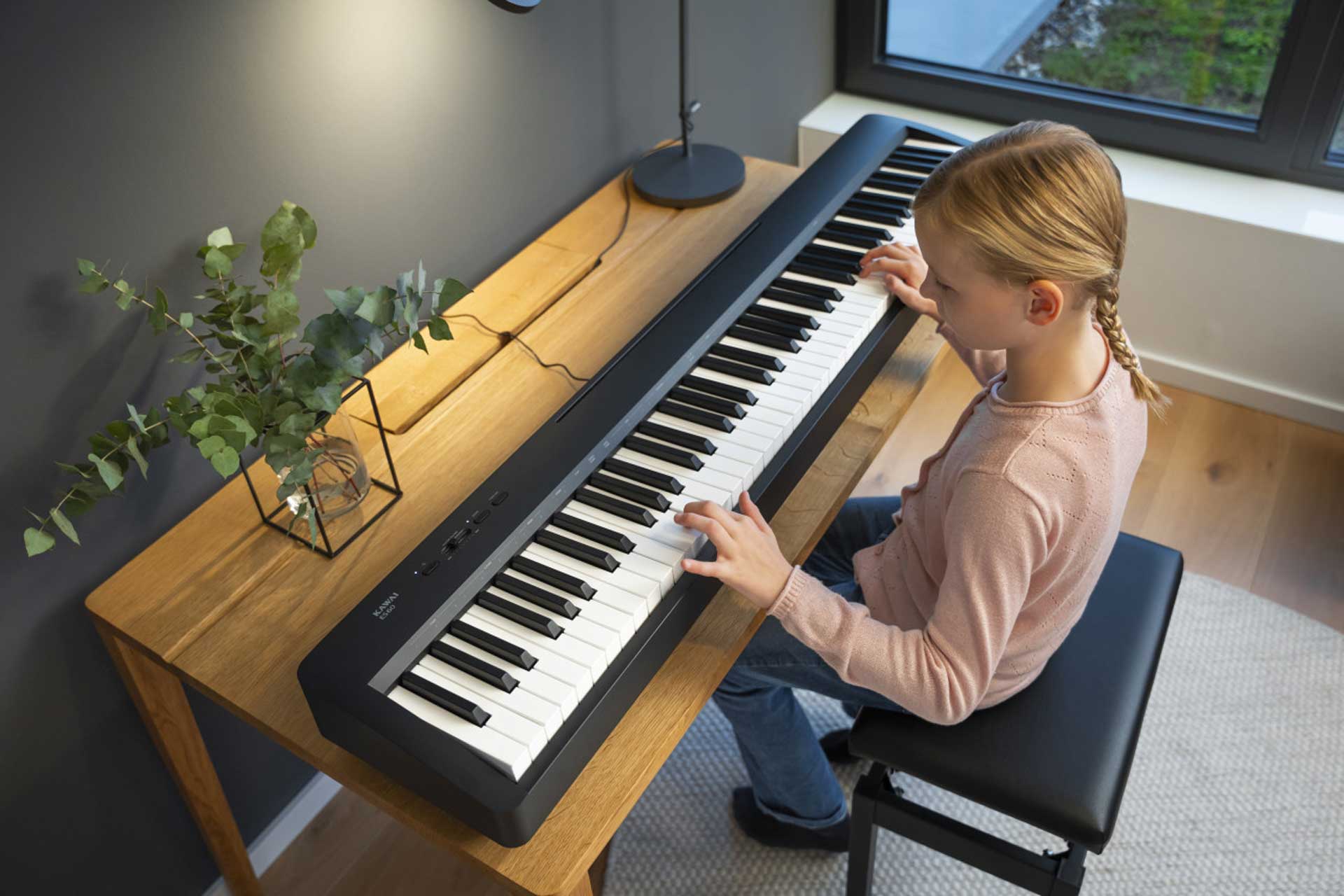 Das Kawai ES-60 zeigt sich im Test als echtes Einsteiger-Digitalpiano, das trotz seines günstigen Preises viele Eigenschaften eines größeren Instruments mitbringt.
