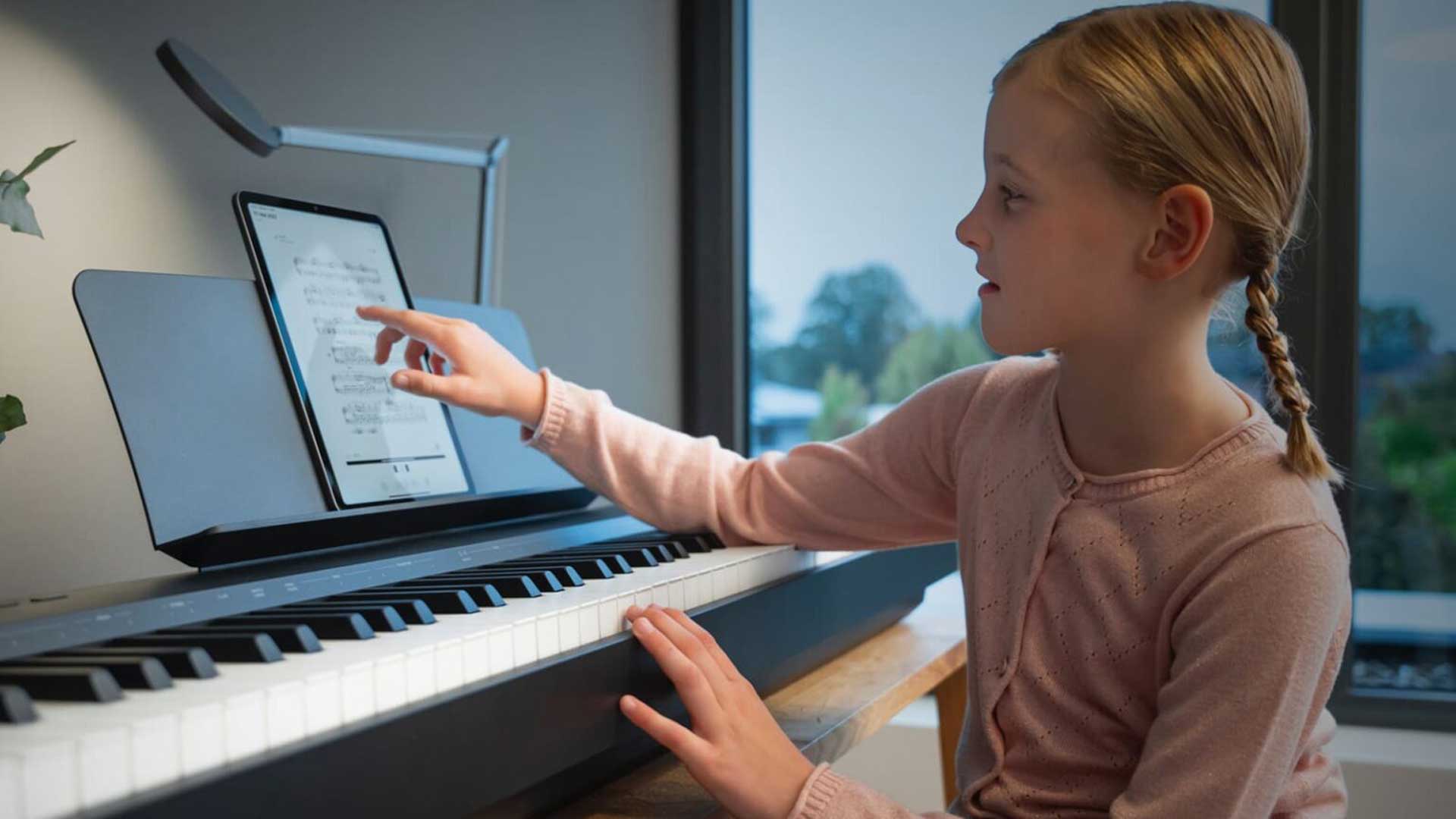 Im Test zeigt das Kawai ES-60, dass es nicht nur gut klingt und sich gut spielt, sondern auch in der Ausstattung viel zu bieten hat – für Einsteiger und Fortgeschrittene.